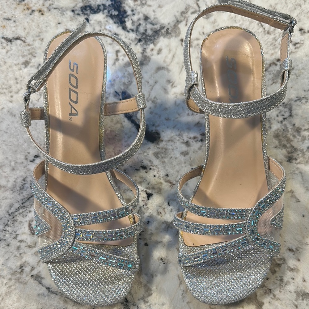 Soda Youth Silver Strappy Sandals for girls. Size 3.5.